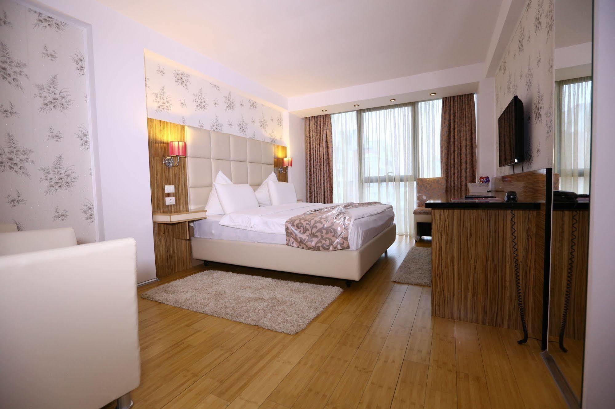 Hotel Articus Craiova Dış mekan fotoğraf